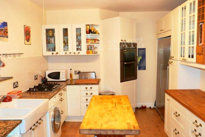 1 Bedroom Flat To Rent In Maidstone Road, N11