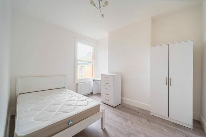 4 Bedroom Flat To Rent In St Johns Avenue, Harlesden, London, NW10