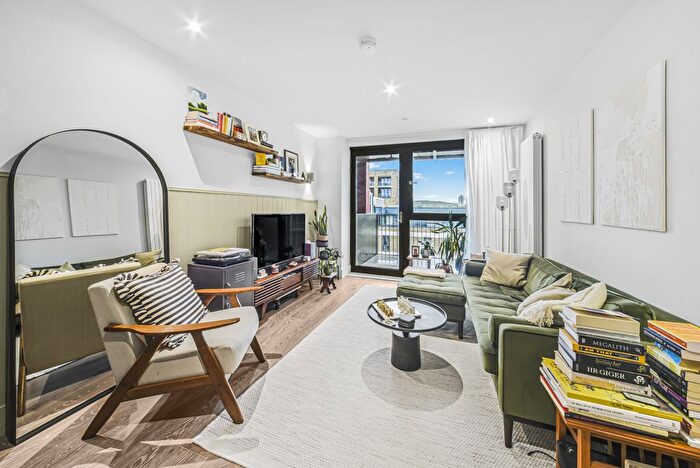 2 Bedroom Flat For Sale In Windsor Square, Woolwich, SE18