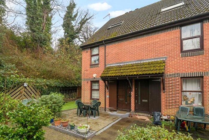 2 Bedroom Apartment To Rent In Grovelands Close London, SE5