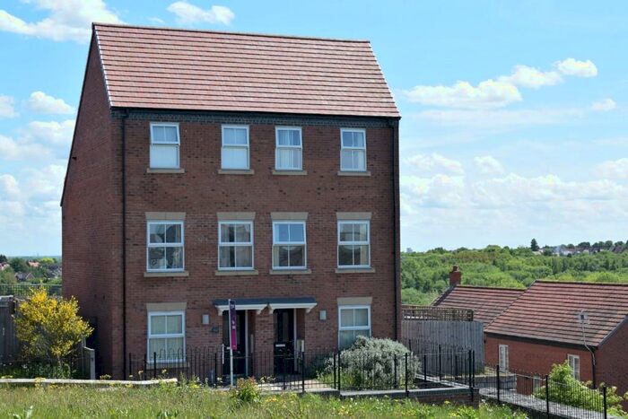 3 Bedroom Town House To Rent In Tulip Tree Road, Nuneaton, Warwickshire, CV10