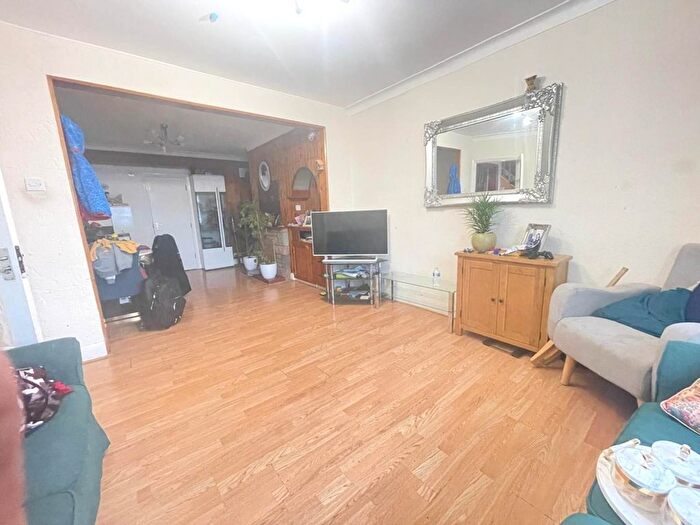 4 Bedroom Semi-Detached House To Rent In Hitherbroom Road, Hayes, UB3