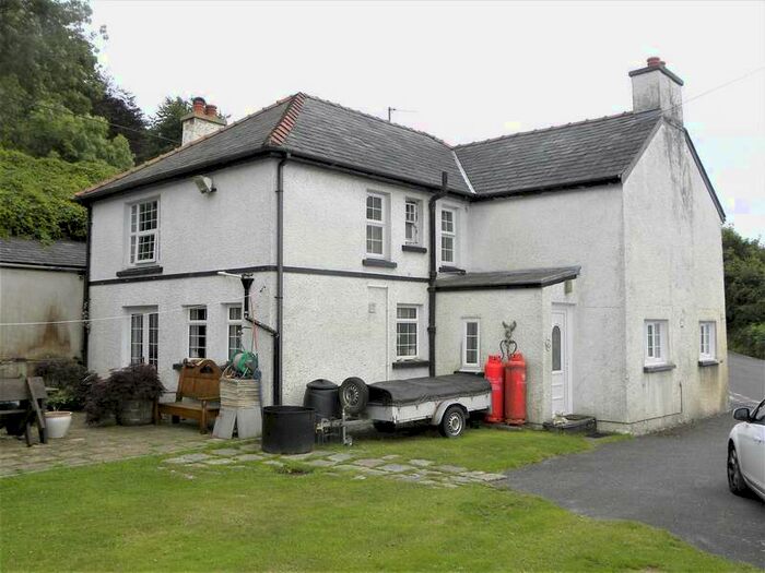 Houses for sale in Llanybydder, SA40, Carmarthenshire