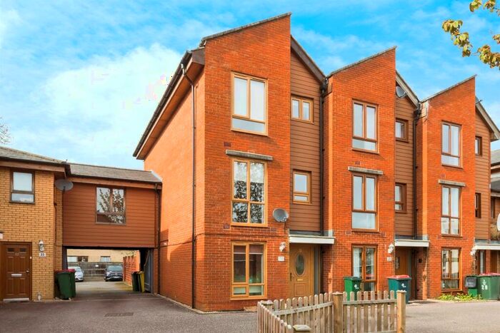 4 Bedroom House To Rent In Commonwealth Drive, Crawley, RH10