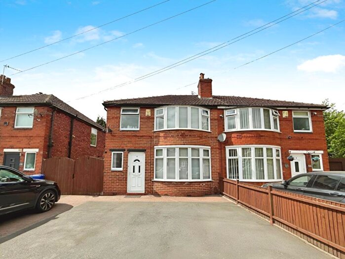 4 Bedroom Semi-Detached House To Rent In Parrs Wood Road, Manchester, Greater Manchester, M20