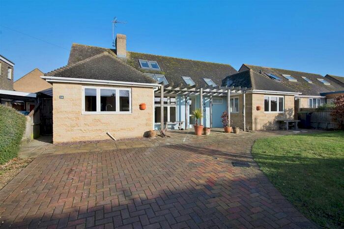 3 Bedroom Detached Bungalow For Sale In Stonesfield Road, Combe, Witney, OX29