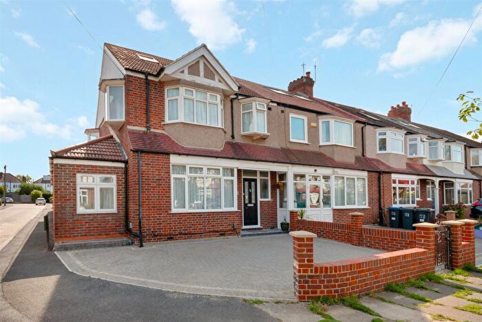4 Bedroom End Of Terrace House For Sale In Northway, Cannon Hill, SM4
