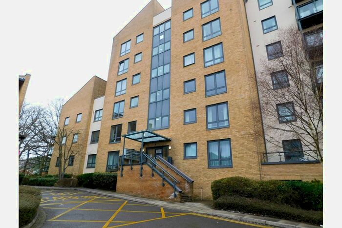 1 Bedroom Flat To Rent In Victoria Way, Horsell, Woking, GU21