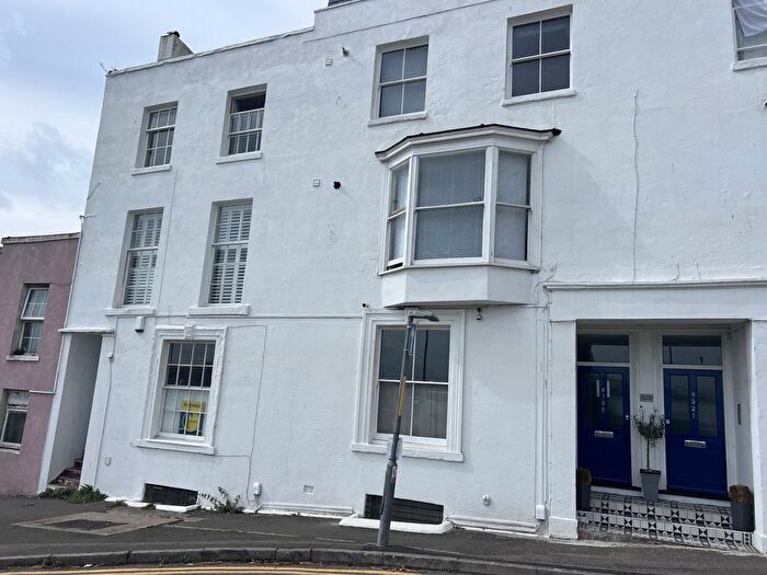 1 Bedroom Flat For Sale In East Cliff, Dover, CT16