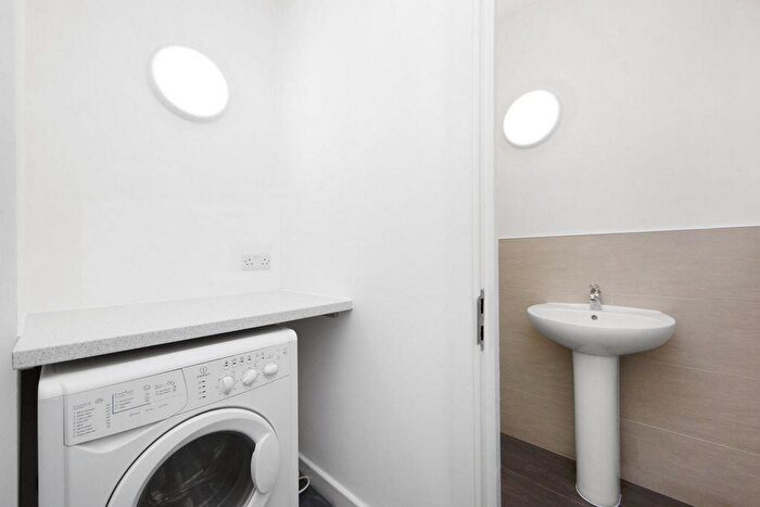 4 Bedroom House To Rent In Hellings Street, Wapping, E1W
