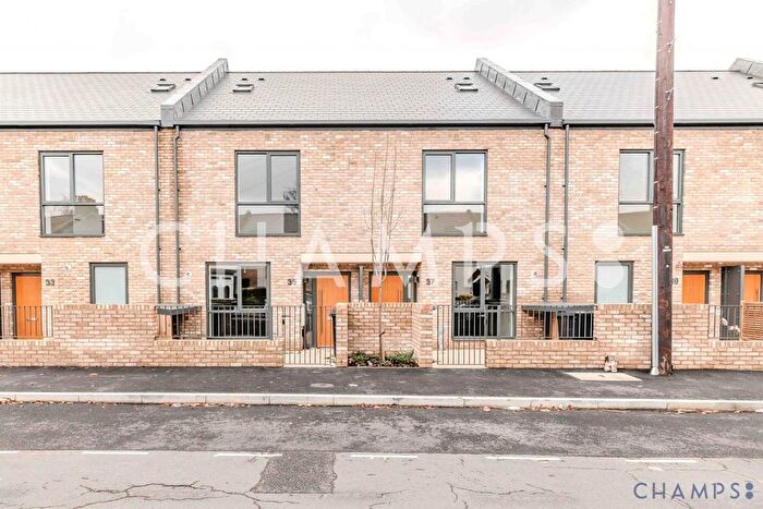 3 Bedroom Houseboat To Rent In Felix Road, London, W13