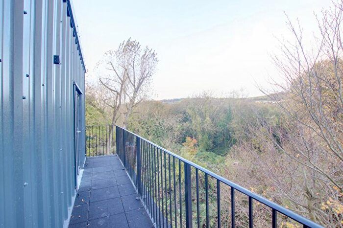 3 Bedroom Flat To Rent In Lower Bristol Road, Bath, BA2