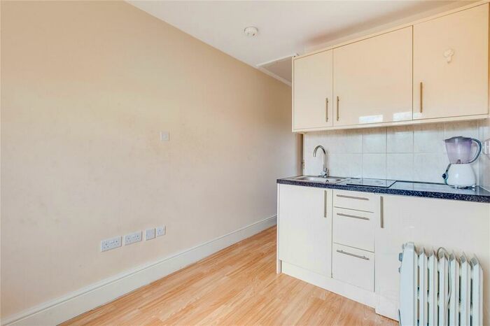 Apartment To Rent In Lydford Road, London, NW2