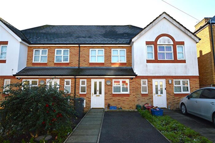 3 Bedroom Terraced House For Sale In Pownall Road, Hounslow, TW3