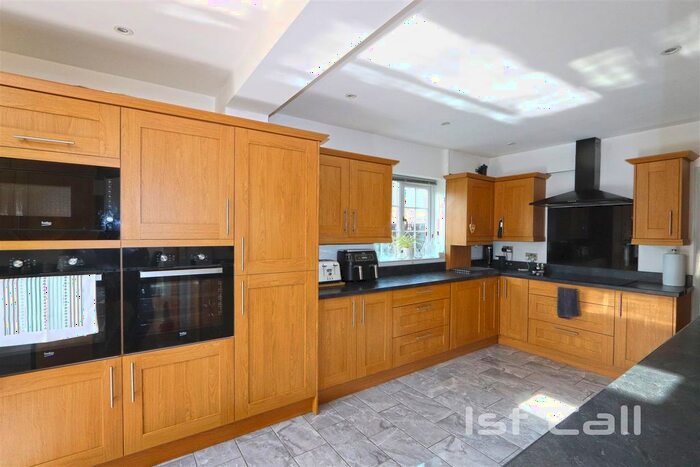 2 Bedroom Detached Bungalow For Sale In Goldsworthy Drive, Great Wakering, Southend-On-Sea, SS3