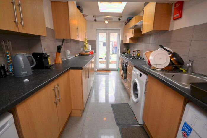 6 Bedroom Terraced House To Rent In Donnington Gardens, Reading, RG1