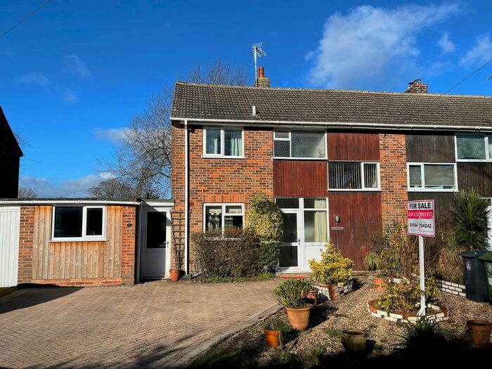 3 Bedroom Semi-Detached House For Sale In Park Close, Claverdon, CV35