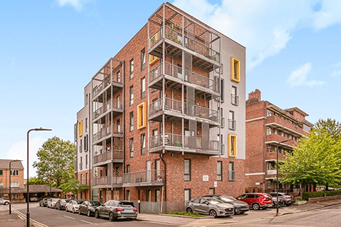 3 Bedroom Flat To Rent In Collent Street, London, E9