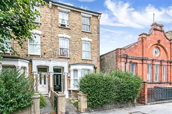 2 Bedroom Flat To Rent In Brooke Road, Hackney, London, E5