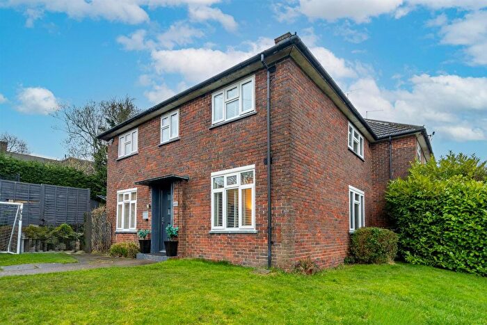 4 Bedroom Link Detached House For Sale In Gateshead Road, Borehamwood, WD6