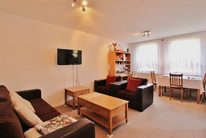 1 Bedroom Flat To Rent In Lily Close, St Paul's Court, Hammersmith, W14