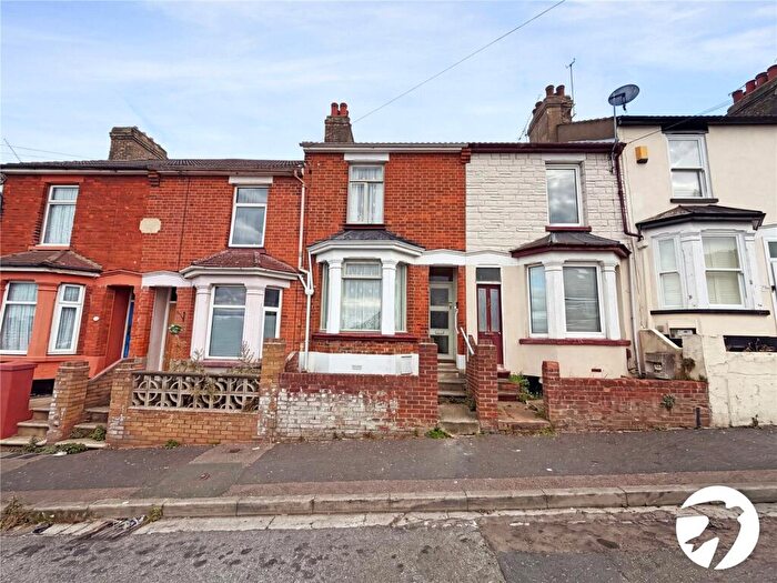 3 Bedroom Terraced House For Sale In Beaconsfield Road, Chatham, Kent, ME4