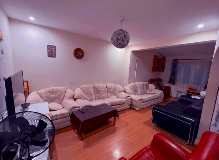 2 Bedroom Maisonette To Rent In Malvern Gardens, Queensbury, Harrow, HA3