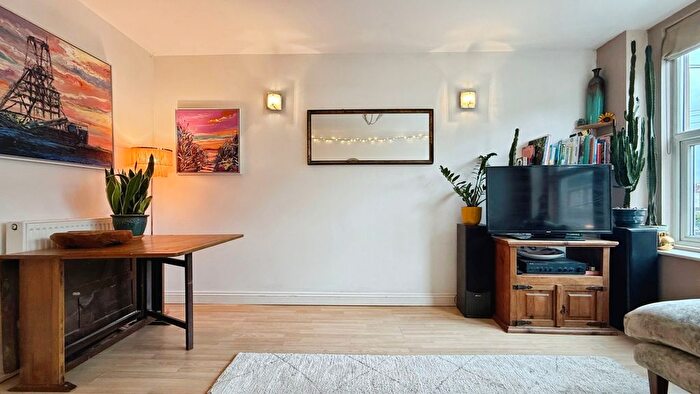 2 Bedroom Flat For Sale In Stirling Road, Brislington, Bristol, BS4