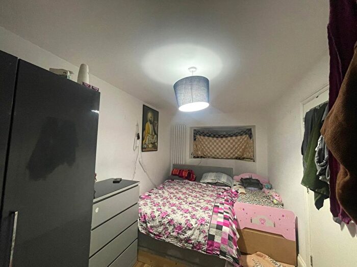 5 Bedroom Semi-Detached House To Rent In Cherry Walk, Rainham, RM13