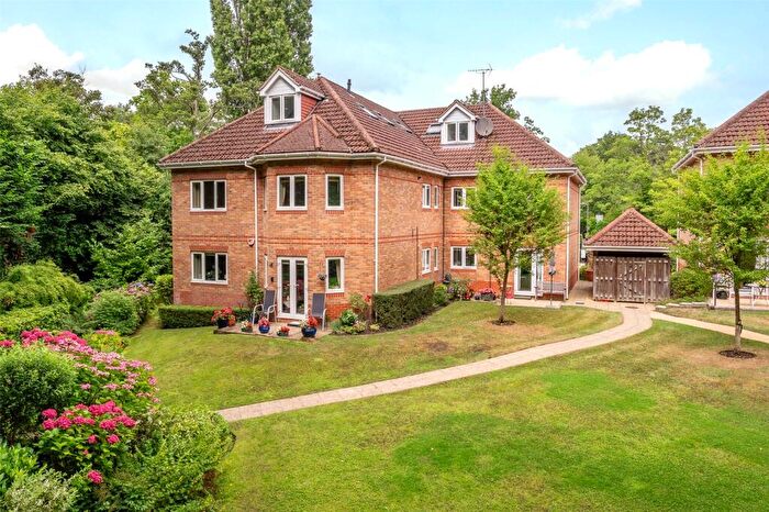 2 Bedroom Apartment For Sale In Dukes Ride, Crowthorne, Berkshire, RG45