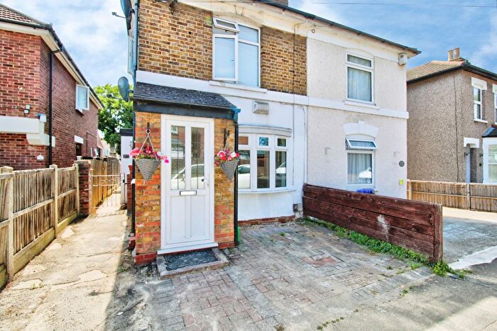 2 Bedroom Maisonette For Sale In Hainault Road, Romford, RM5