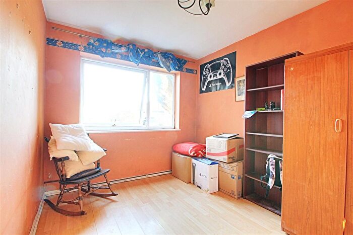 2 Bedroom Flat For Sale In Riverside Close, Kings Langley, WD4
