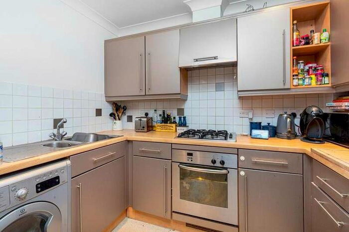 2 Bedroom Flat To Rent In Mitcham Road, London SW17