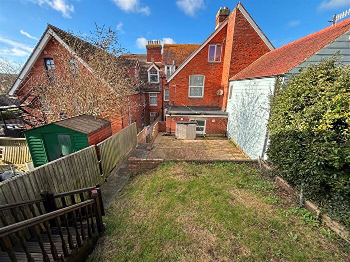 2 Bedroom Flat To Rent In The Broadway, Totland Bay, PO39