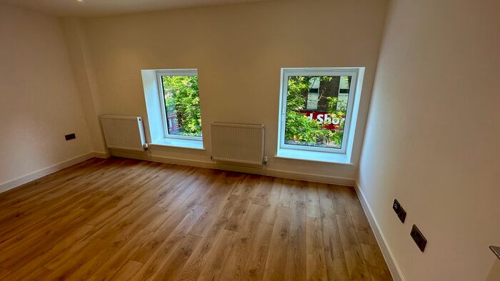 2 Bedroom Flat To Rent In High Street, Hounslow, TW3
