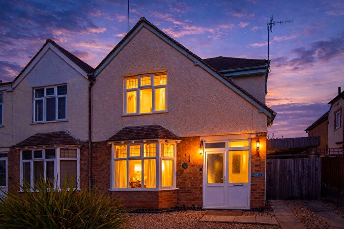 3 Bedroom Semi Detached House For Sale In Brookvale Road, Stratford-Upon-Avon, CV37