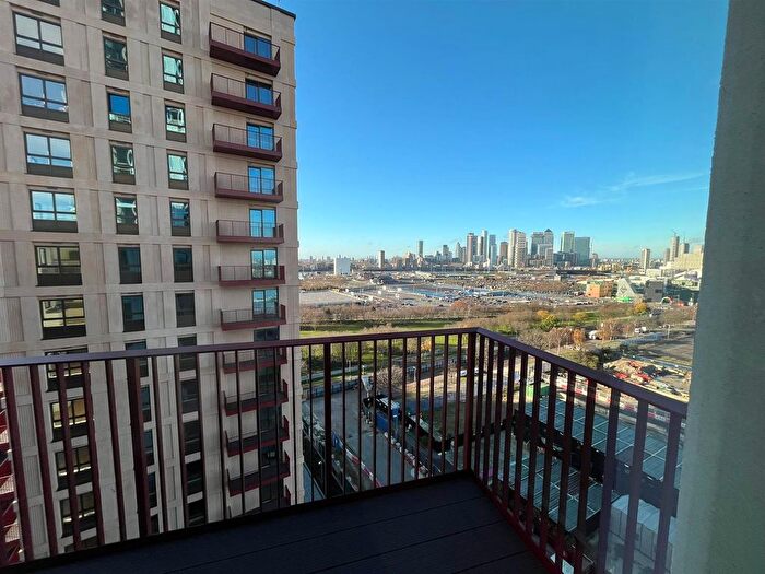 1 Bedroom Flat To Rent In Peninsula Square, Greenwich, London, SE10