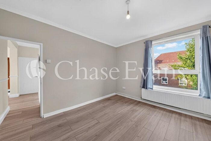 3 Bedroom Flat To Rent In Innis House, Alvey Estate, East Street, Walworth, London, SE17
