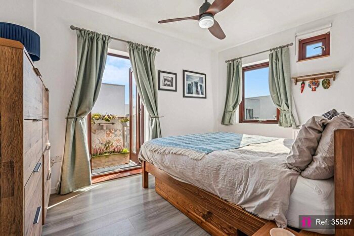 2 Bedroom Maisonette For Sale In Eden Way, London, E3