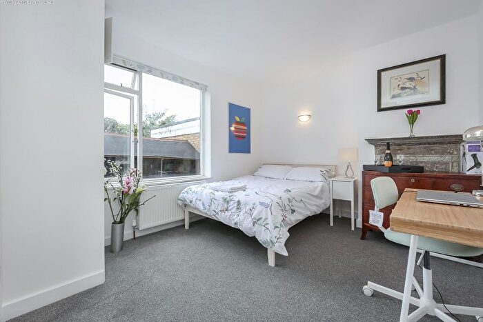 3 Bedroom Flat To Rent In Oakworth Road, London, W10