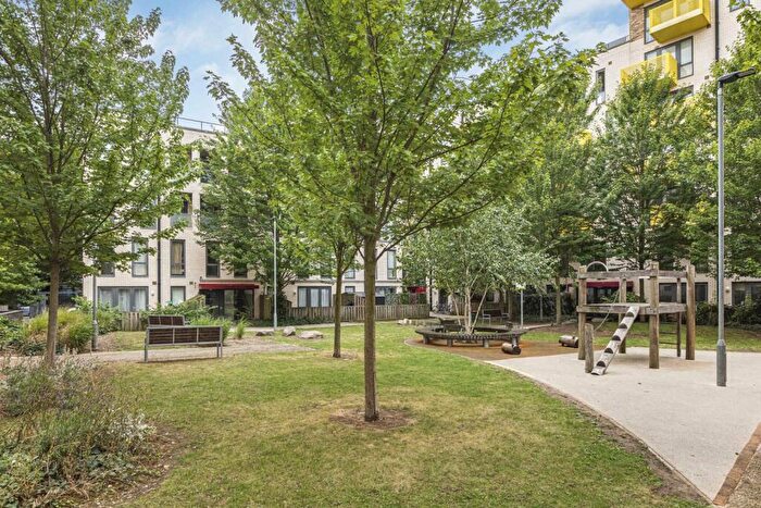2 Bedroom Apartment To Rent In Trafalgar Gardens, Stepney Green, London, E1