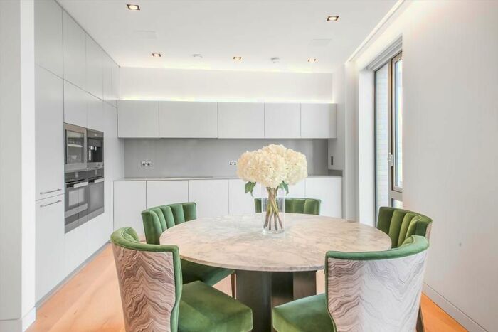 2 Bedroom Flat To Rent In Chatsworth House, Duchess Walk, London, SE1