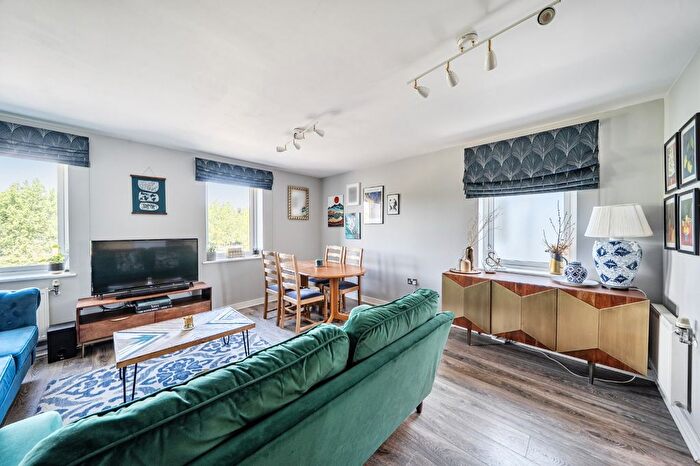 2 Bedroom Flat For Sale In Seven Sisters Road, Hackney, London, N4