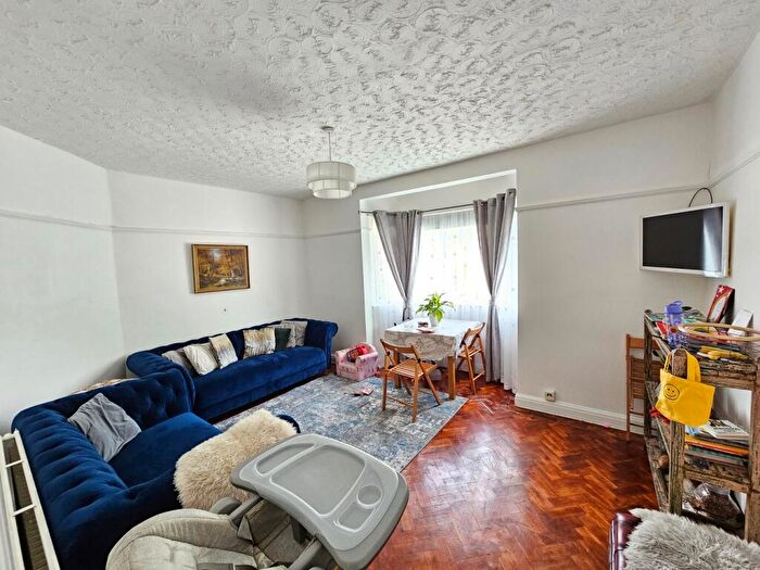 2 Bedroom Flat To Rent In Denison Close, London, East Finchley, N2