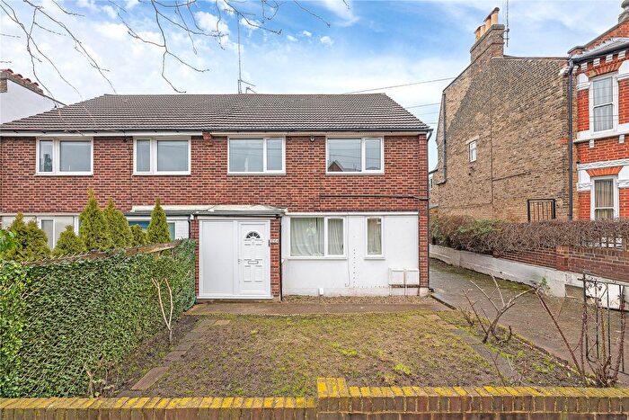 3 Bedroom Flat For Sale In St. Ann's Hill, Wandsworth, London, SW18