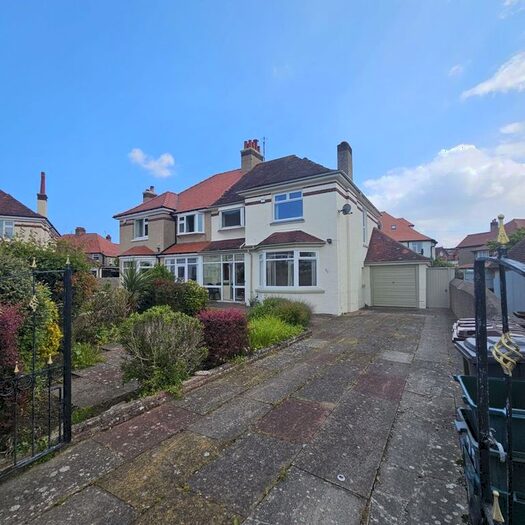 3 Bedroom Semi-Detached House To Rent In The Oval, Llandudno, LL30