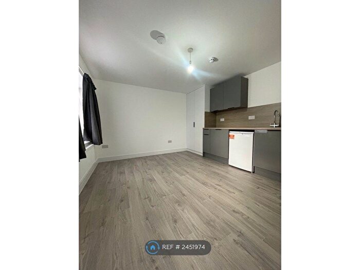 Studio To Rent In Stewartsby Close, London, N18