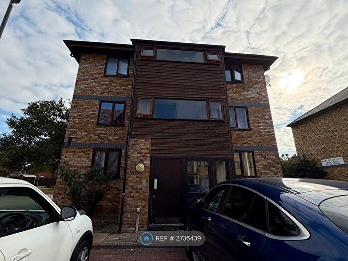 2 Bedroom Flat To Rent In Manor Close, London, SE28