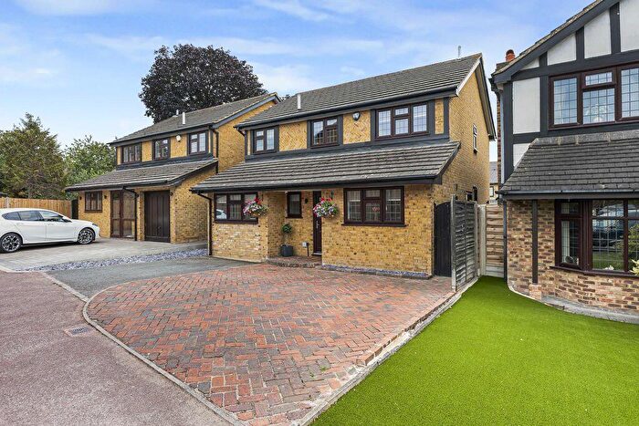 4 Bedroom Detached House For Sale In Heathwood Walk, Bexley, DA5