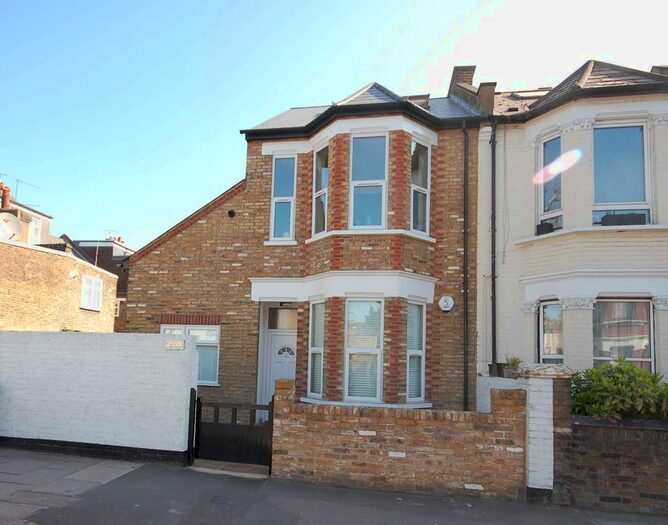 2 Bedroom Maisonette To Rent In Acton Lane, Chiswick, London, W3